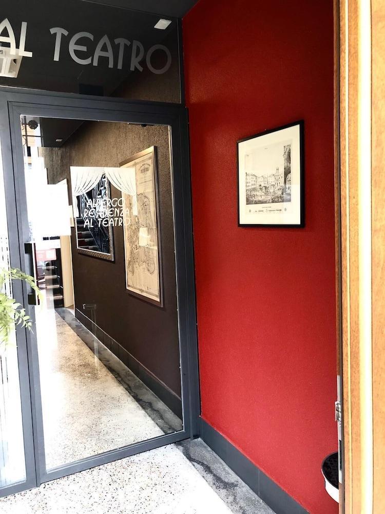 Albergo Residenza Al Teatro Удіне Екстер'єр фото